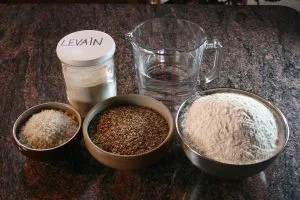 Les 5 ingrédients pour le pain : eau, sel, levain, graines et farine