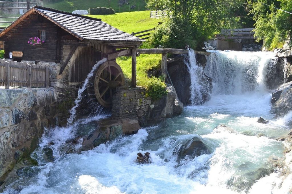 Magnifique torrent avec petit moulin.