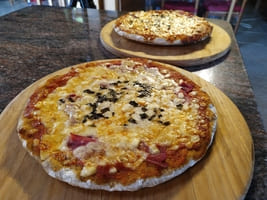 Deux pizzas sorties du four.